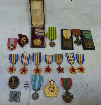  Lot comprenant une médaille interalliée, 6 insignes de blessés, médaille de la famille,...