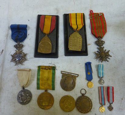 null Ensemble comprenant 9 médailles dont 3 de guerre belge, une croix d'officier...