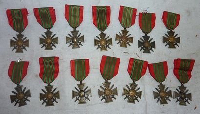 null Lot de 14 croix de guerre modèle 14/18 et 39/40, rubans de 39