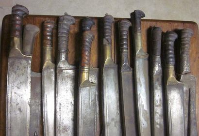 null Lot de 22 couteaux kiber à lame à dos, Turquie, XIXe