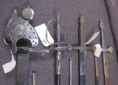 null Lot de 7 épées de style XVIIe et XVIIIe, et un sabre court, monture en fer