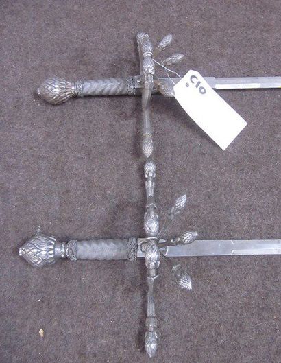null Lot de 2 forte-épées pitones, monture en fer. Fabrication pour le théâtre