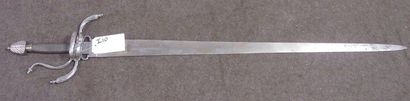 null Une forte épée de type Médiéval, de style XVI à anneaux, monture en fer