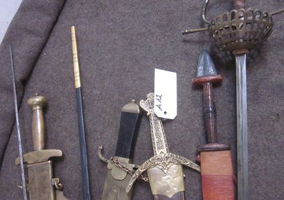 null Lot de 3 dagues à l'Antique, un poignard touareg, deux épées type rapière et...