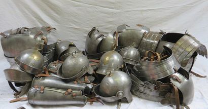 null Lot de pièces comprenant 10 éléments de cuirasses de soldats romains, 10 casques...