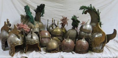 null Ensemble d'une trentaine de pièces comprenant des casques divers dont Moyen-Orient...