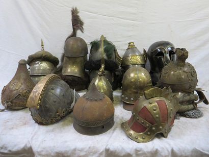 null Ensemble d'une vingtaine de pièces comprenant des casques divers dont mongoles...