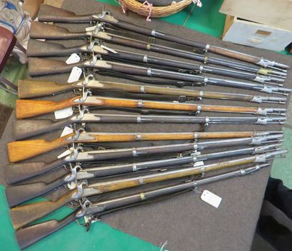 null Lot de 12 fusils d'infanterie, modèle 1822 TBIS avec leur bretelle en cuir,...
