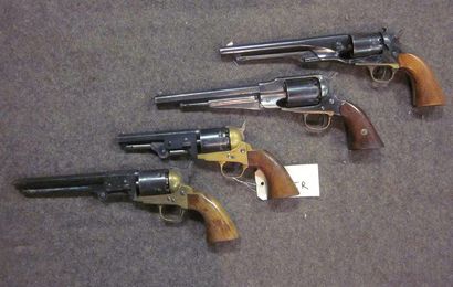 null Lot de 4 revolvers à percussion, type Colt et Remington
