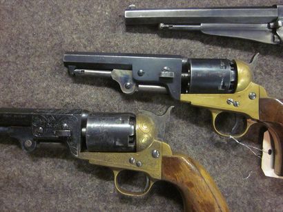 null Lot de 4 revolvers à percussion, type Colt et Remington