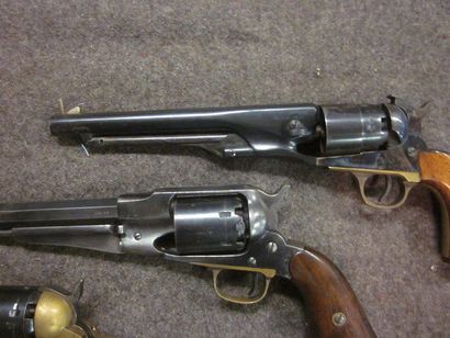 null Lot de 4 revolvers à percussion, type Colt et Remington