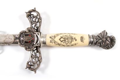 null Épée de Chevalier du Temple. Poignée en ivoire gravée de la croix latine et...