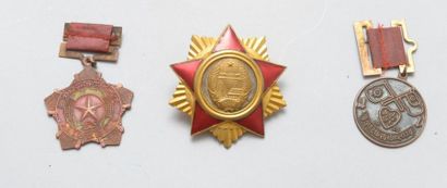 null CHINE 
Ensemble de trois médailles comprenant:
- Une médaille de l'expédition...