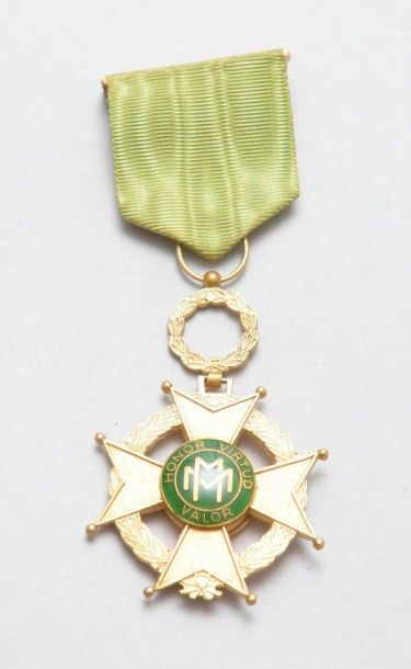 null CUBA
ORDRE DU MÉRITE MILITAIRE. 
Croix de chevalier.
Bronze doré et émail. ...