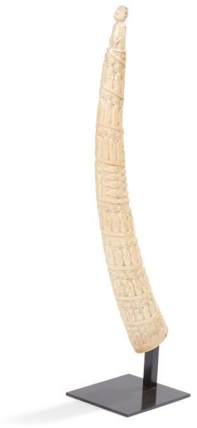  AFRI-PORTUGAIS. ANGOLA Trompe Superbe trompe en ivoire à patine blonde avec quelques...