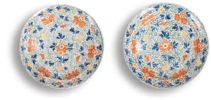 DELFT 
Paire de plats à décor de fleurs et rinceaux feuillagés.
XVIIIe siècle.
D.:...