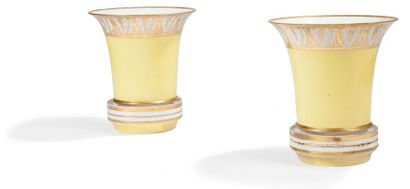 MANUFACTURE DE LOCRÉ 
Paire de vases cornets en porcelaine jaune et or.
Début du...