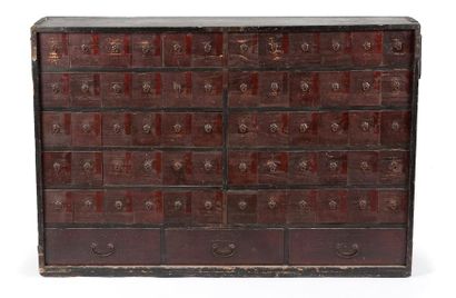 CHINE - XIXe siècle 
Meuble à pharmacie ouvrant à soixante petits tiroirs et trois...