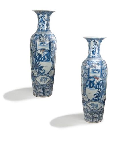 CHINE - Fin XIXe siècle 
Paire d'importants vases de forme balustre en porcelaine...