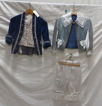 null Deux ensembles dont un avec pourpoint et culotte pour enfant, style XVIIe-XVIIIe....