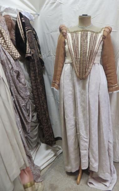 null Une dizaine de robes pour femme, style Renaissance. Matières: damas, soie sauvage,...
