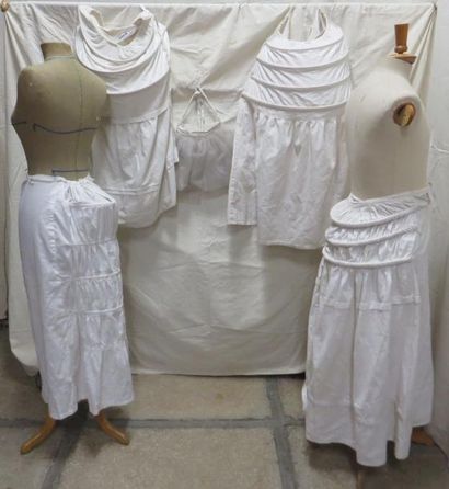  Quatre jupons "faux culs" et un faux cul pour femme, style XVIIIe-XIXe. Matières:...