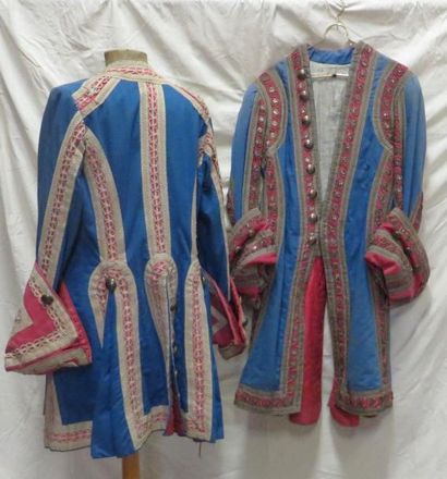 null Deux vestes bleues et rose pour laquais, style XVIIIe. Matières: lainage et...