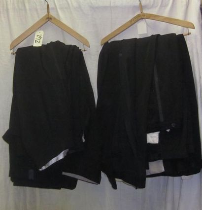 null Une quinzaine de pantalons noirs de smoking pour homme, style XXe.