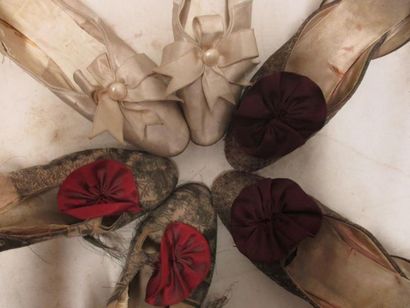 null Trois paires de souliers en soie pour femme, fin XIXe - début XXe.