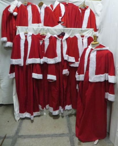 Onze costumes de Père Noël, dont un amér...