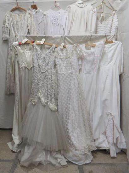  Une dizaine de robes blanches pour femme dont robes de mariée, style divers. Matières:...