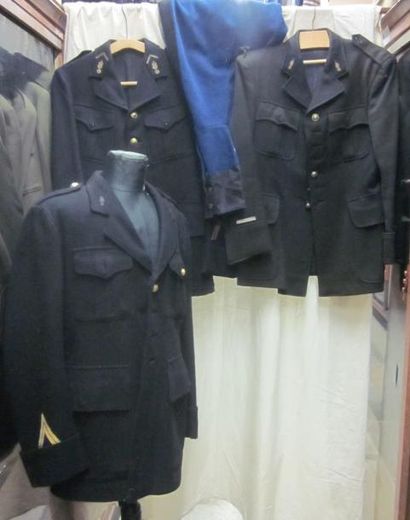 Fort lot comprenant des vestes et pantalons pour garde républicain ou gendarme,...