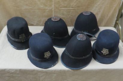Six képis de policier anglais.