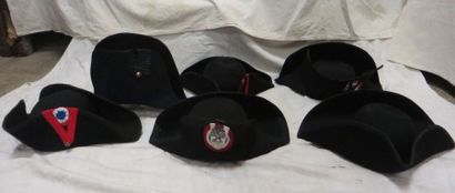  Six tricornes ou chapeaux de Révolution en feutre et plumes. 