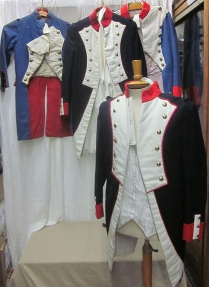 Lot d'uniformes, culottes et gilets pour homme de troupes, style Premier Empire....