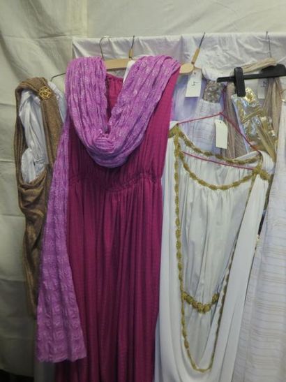 null Une douzaine de robes pour femme, style Antique, Romain ou Égyptien. Matière:...