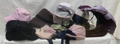  Dix chapeaux pour femme, style XIXe. Matières: dentelle, paille, satin, soie, synthétique...