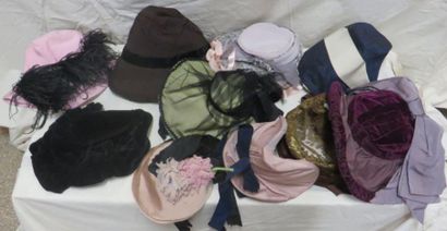  Dix chapeaux pour femme, style XIXe. Matières: dentelle, paille, satin, soie, synthétique...