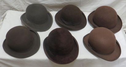 null Six chapeaux melon marron pour homme, style début XXe. Matière: feutre.
