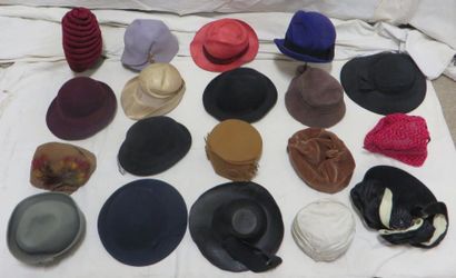 null Dix-neuf chapeaux pour femme, style début XXe - Années 1900-1920. Matières:...