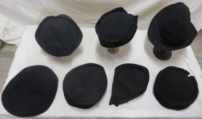 null Sept chapeaux noirs pour femme, style XXe - Années 40. Matière: voile.
