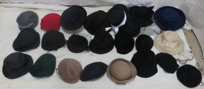 null Une vingtaine de chapeaux pour femme, style XXe - Années 40-50. Matières: feutre,...