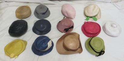  Treize chapeaux pour femme, style XXe - Années 40-50. Matières: paille naturelle...