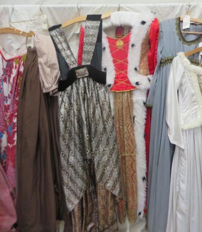 null Lot comprenant sept robes et quatre jupes pour femme, style Moyen-Âge. Matières:...