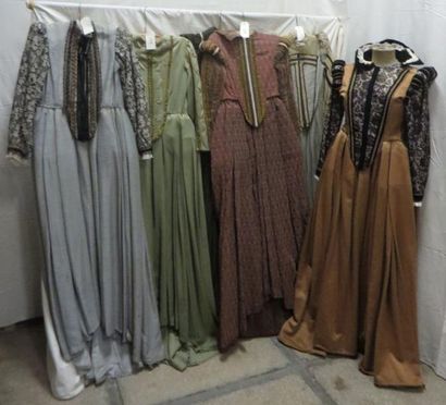null Six robes pour femme, style Renaissance. Matières: damas, soie sauvage et v...