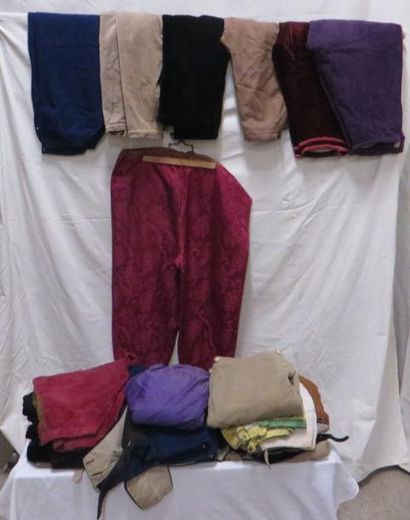 null Environ vingt-sept culottes pour homme, style XVIIIe. Matières: coton, lainage,...