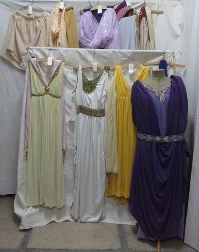 null Quatorze pièces dont robes et jupes pour femme, style Antique, Romain ou Égyptien....