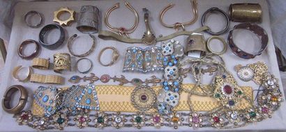 null Un ensemble de bijoux style Antique, Romain, Grec, Égyptien: bracelets, colliers,...