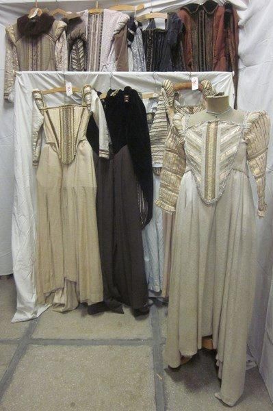 null Dix robes pour femme, style Renaissance. Matières: damas, soie et velours.