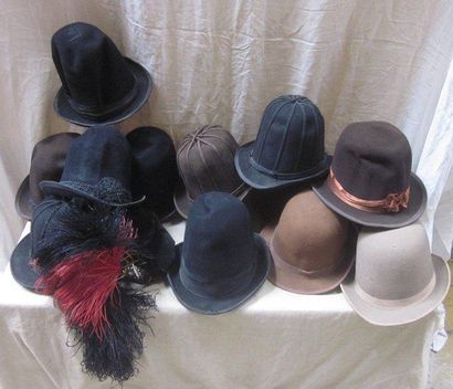 null Onze chapeaux pour homme, style Renaissance. Matières: feutre et velours.